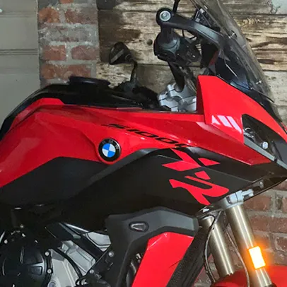 covering moto bmw rouge et noir à Coignières dans les Yvelines 78
